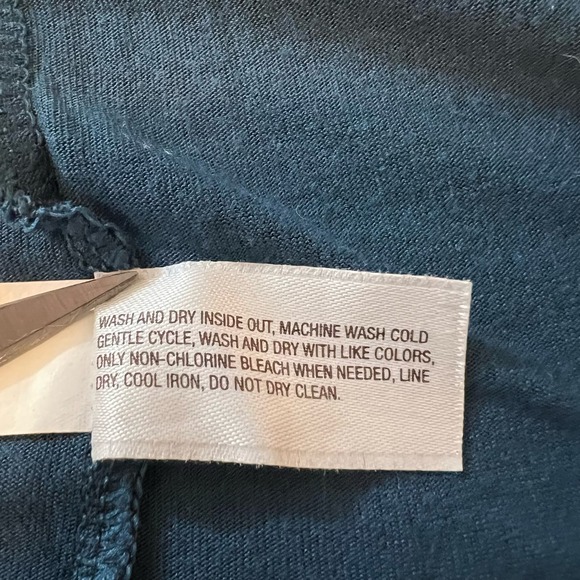 GAP Dark blue 3/4 sleeve Low V neck tee.  Women's medium.  Item #0014 - Picture 8 of 9